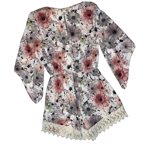 Gorgeous ILLA ILLA Lace Trim V-Neck Floral Romper Size Small - Picture 11 of 16